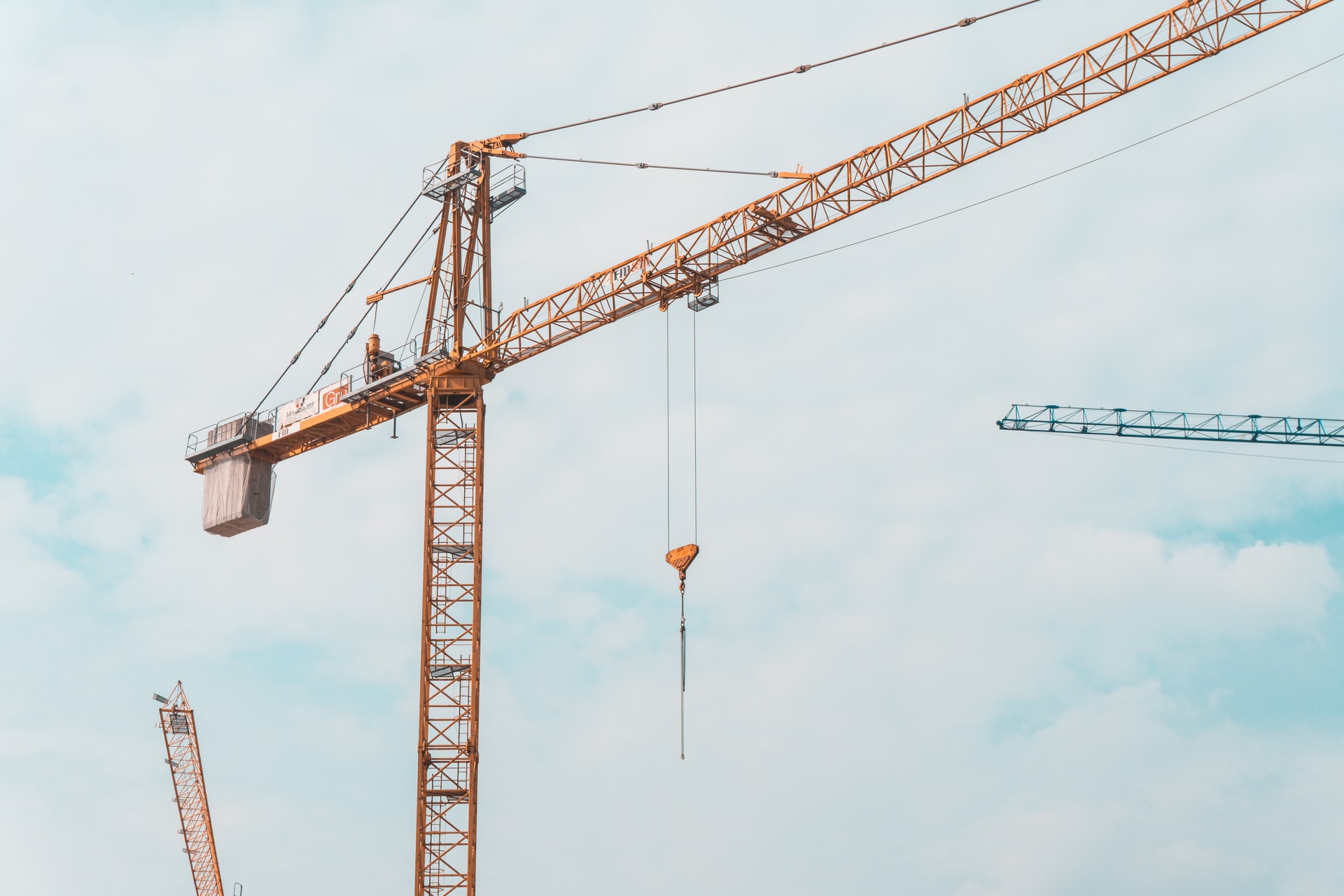 What Are The Benefits Of Crane Hire